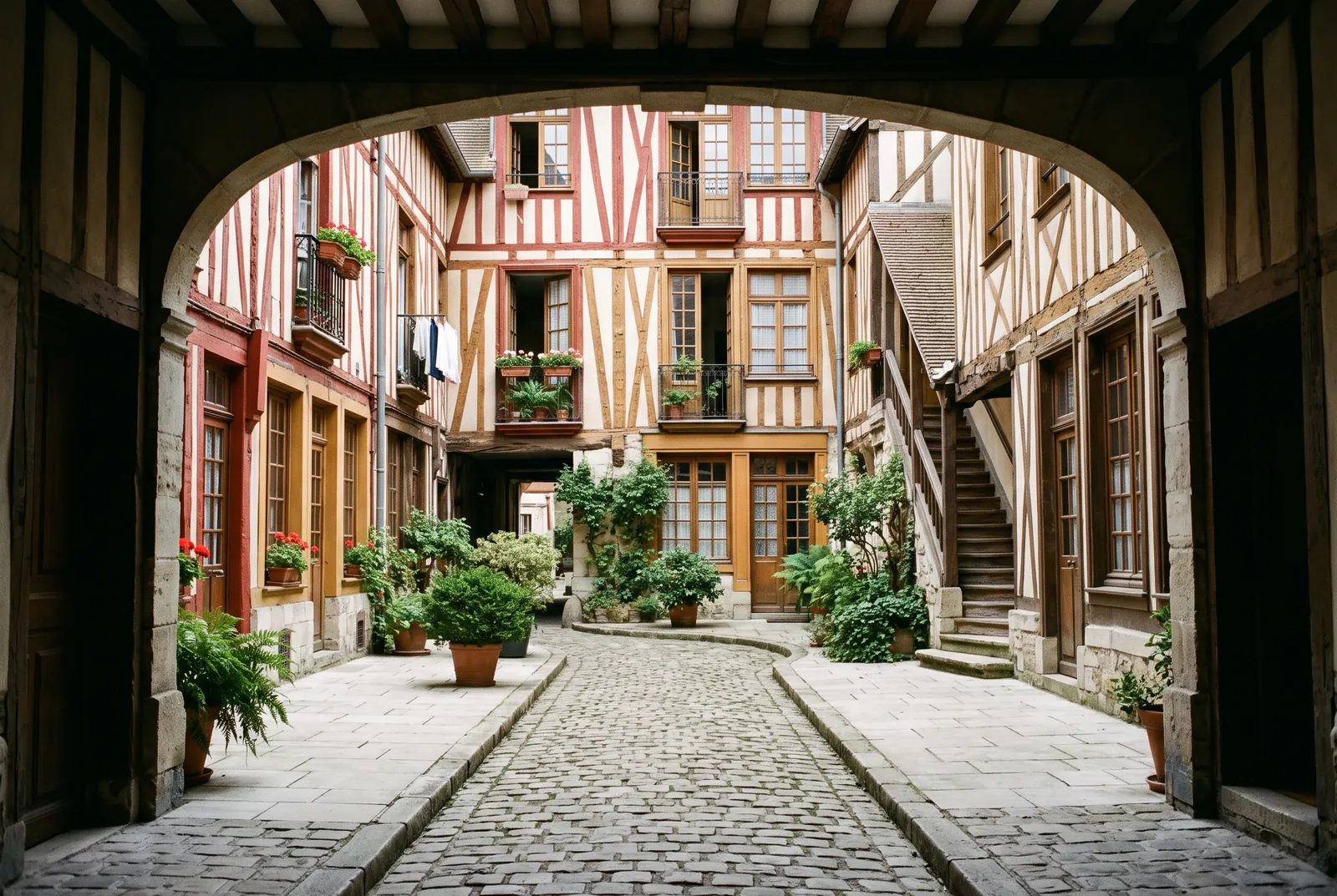 Cour intérieure d'un immeuble à Troyes